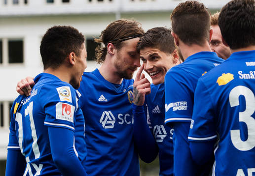 Sundsvalls Romain Gall jublar med David Batanero  efter att ha gjort 2-1