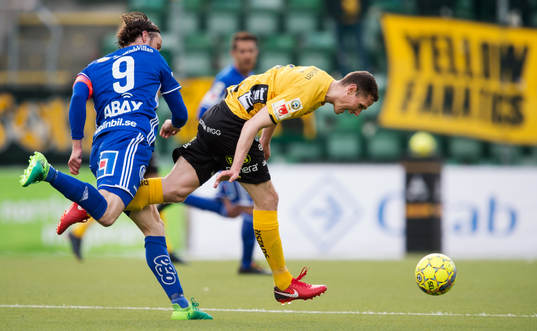 Sundsvalls Linus Hallenius fäller Elfsborgs Jon Jönsson