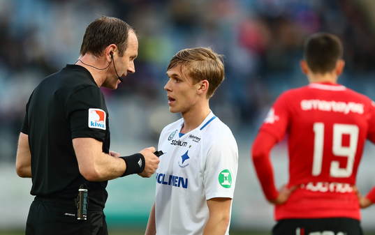 Domare Jonas Eriksson talar med Norrköpings Arnór