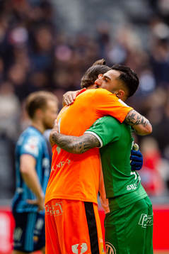 Hammarbys målvakt Johan Wiland och Jiloan Hamad jublar