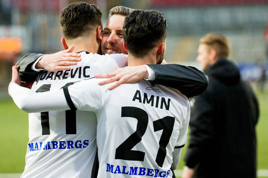 Örebros tränare Axel Kjäll jublar med spelarna Alfred Ajdarevic och Simon Amin