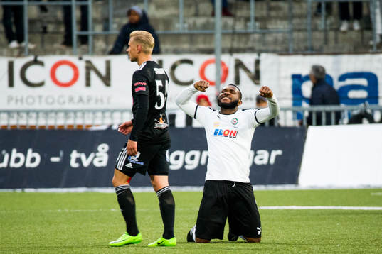 Örebros Michael Junior Omoh jublar