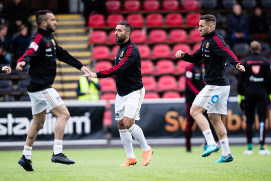 Östersunds Saman Ghoddos (m) värmer upp bredvid Brwa