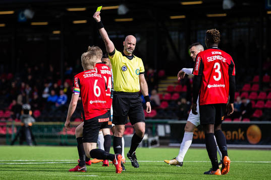 Brommapojkarnas Gustav Sandberg Magnusson får ett gult kort av domare Stefan Johannesson efter straffsituation