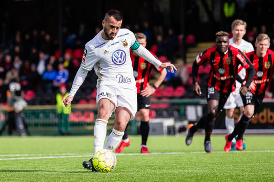 Östersunds Brwa Nouri med en straffspark