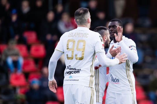 Östersunds Dino Islamovic jublar med Ken Sema efter 0-4