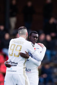 Östersunds Dino Islamovic jublar med Ken Sema efter 0-4