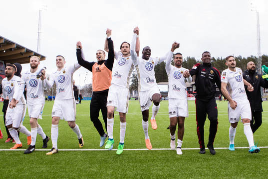 Östersunds Saman Ghoddos (v), Curtis Edwards , Dino