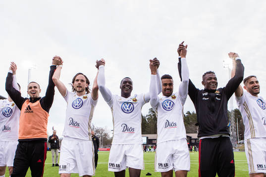 Östersunds Tom Pettersson , Ken Sema , Noah Sonko Sundberg , Alhaji Gero och Sotirios Papagiannopoulos jublar