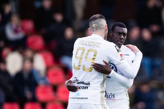 Östersunds Dino Islamovic jublar med Ken Sema efter 0-4