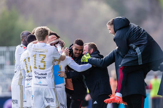 Östersunds spelare och ledare jublar efter 0-3 av Östersunds Saman Ghoddos
