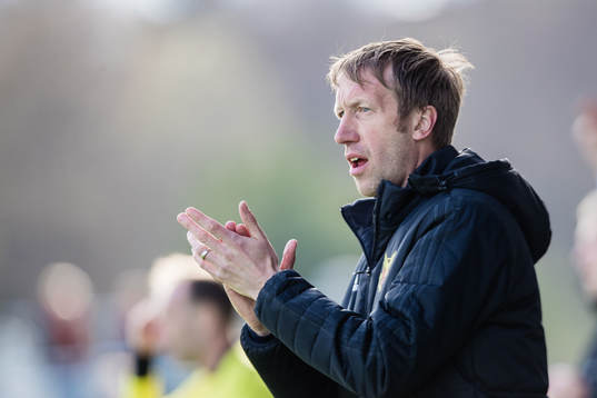 Östersunds tränare Graham Potter applåderar