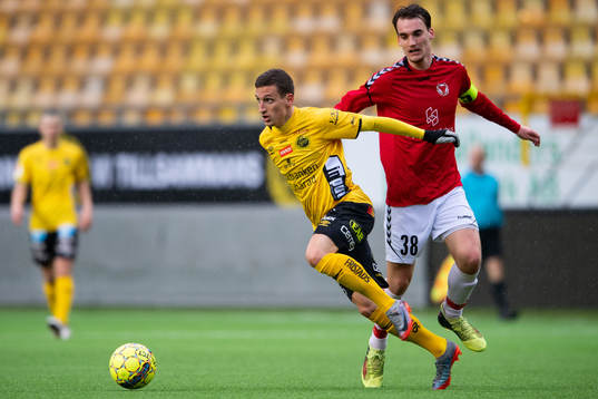Elfsborgs Arian Kabashi och Kalmars Adam Hellborg
