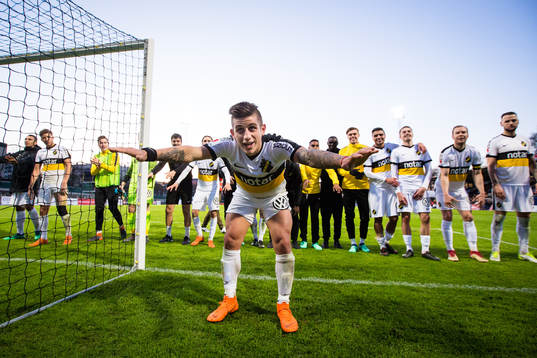 s Nicolas Stefanelli och övriga AIK:s spelare tackar fansen efter fotbollsmatchen i Allsvenskan mellan Sirius och AIK den 2 Maj 2018 i Uppsala. 