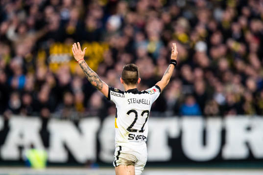 s Nicolas Stefanelli jublar mot AIK:s klack efter 2-3 målet under fotbollsmatchen i Allsvenskan mellan Sirius och AIK den 2 Maj 2018 i Uppsala. 
