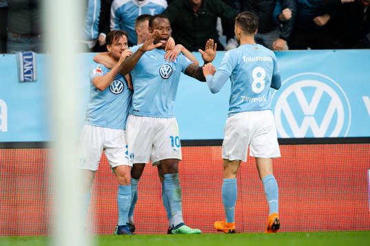 Malmö FFs Eric Larsson, Arnór Ingvi Traustason  och Mattias Svanberg jublar med Carlos Strandberg efter 1-0 