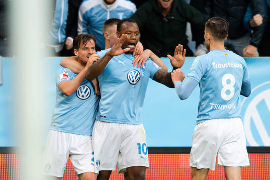 Malmö FFs Eric Larsson, Arnór Ingvi Traustason  och Mattias Svanberg jublar med Carlos Strandberg efter 1-0 