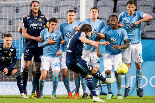Malmö FFs Samuel Adrian, Arnór Ingvi Traustason, Mattias Svanberg, Arnór Ingvi Traustason och Markus Rosenberg står i mur när Djurgårdens Kevin Walker slår en frispark