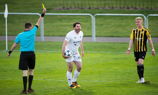 Österlens spelande tränare varnas i matchen i division 2 mellan IFK Hässleholm och Österlen i Hässleholm 4 maj 2018.  