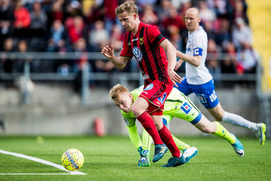 Östersunds Ludvig Fritzson och Norrköpings målvakt Isak