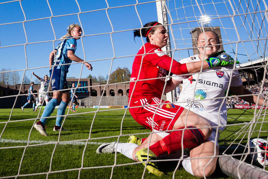 Rosengårds Glodis Perla Viggosdottir jublar efter att ha gjort 1-2 bakom Djurgårdens målvakt Gudbjörg Gunnarsdottir