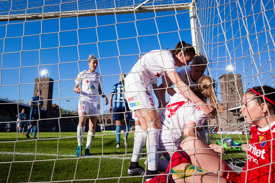 Rosengårds Glodis Perla Viggosdottir jublar med Simone Boye Sörensen , Caroline Seger och Anja Mittag efter  att ha gjort 1-2 bakom Djurgårdens målvakt Gudbjörg Gunnarsdottir