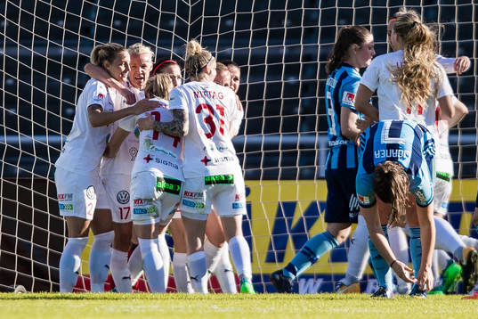 Rosengårds Glodis Perla Viggosdottir jublar med Simone Boye Sörensen , Caroline Seger och Anja Mittag efter att ha gjort 1-2 bakom Djurgårdens målvakt Gudbjörg Gunnarsdottir