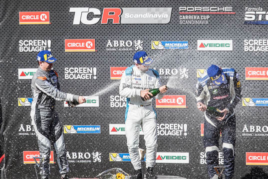  	Robert Dahlgren, PWR Racing - SEAT Dealer Team, Andreas Wernersson, Lestrup Racing Team  och Johan Kristoffersson, Kristoffersson Motorsport jublar efter race 2