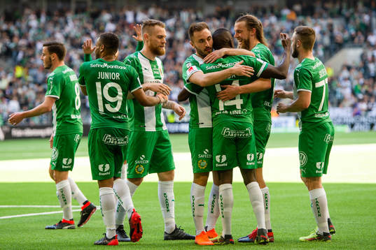 Hammarbys spelare jublar med Pa Amat Dibba