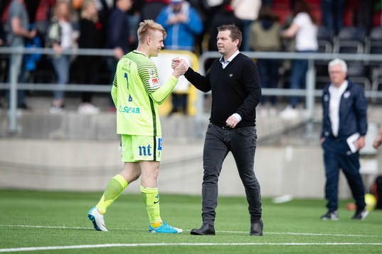 Norrköpings målvakt Isak Pettersson och tränare Jens Gustafsson jublar
