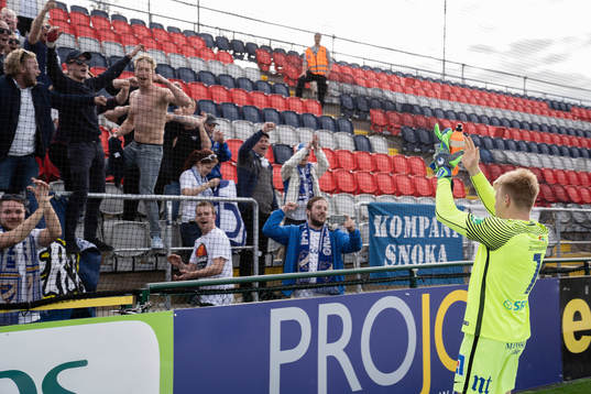 Norrköpings målvakt Isak Pettersson tackar fansen