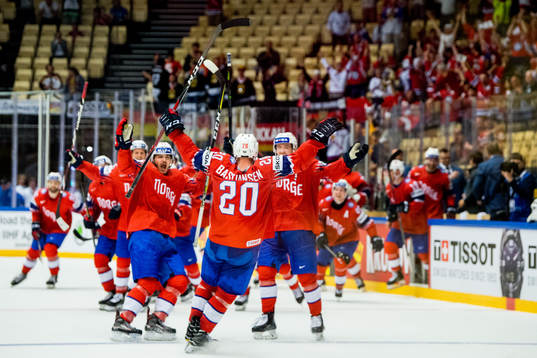 Anders Bastiansen, Thomas Valkvæ Olsen and teammates of