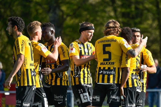 Häckens Paulinho jublar med lagkamrater Rasmus Lindgren, Emil Wahlström och Nasiru Mohammed  efter att han gjort 0-1-målet på straff
