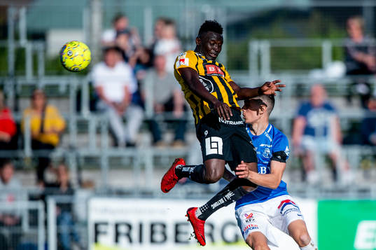 Häckens Alhassan Kamara mot Trelleborgs Denis Hadzikadunic