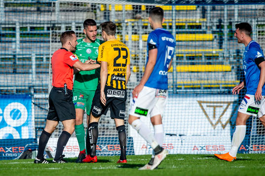 Domaren Kristoffer Karlsson går emellan Trelleborgs