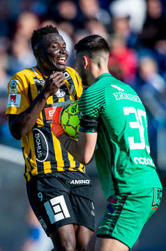 Häckens Alhassan Kamara och Trelleborgs målvakt Marko