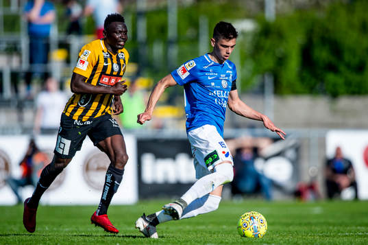 Häckens Alhassan Kamara och Trelleborgs Denis Hadzikadunic
