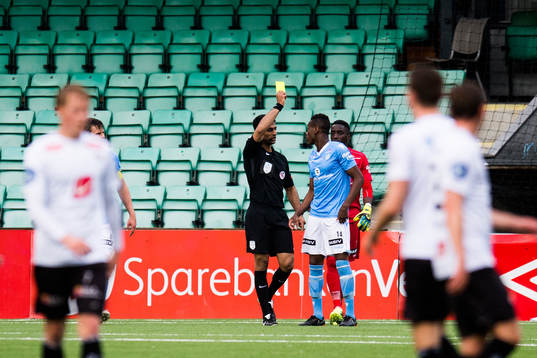 Akinsola Akinyemi of Sandnes Ulf is given a yellow card by