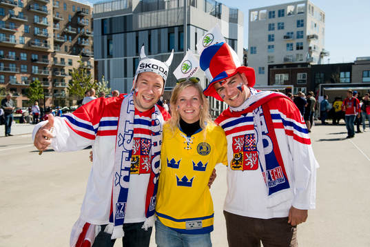 Två tjeckiska och en svensk supporter i landslagströjor