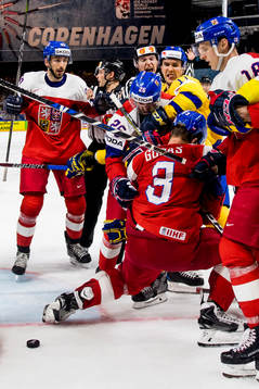 Bråkigt mellan Sveriges Mikael Backlund och Tjeckiens  Radko Gudas, Adam Musil och Dominik Kubalik