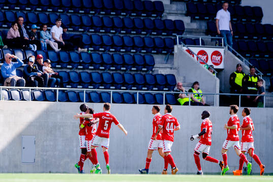 Kalmars spelare jublar med Gbenga Arokoyo jublar efter 2-1