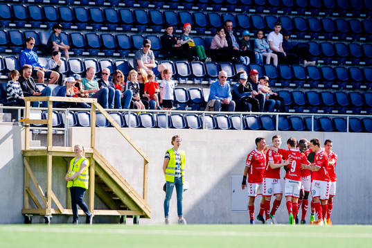 Kalmars spelare jublar med Gbenga Arokoyo jublar efter 2-1