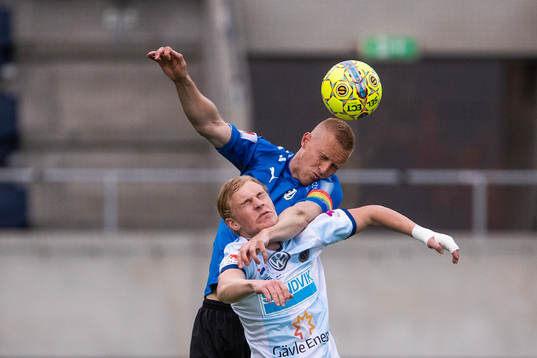 Halmstads Peter Larsson i nickduell med Gefles Adam Bergmark Wiberg