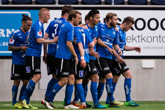 Gefles Juan Diego Gutierrez De las Casa jublar tillsammans med sina lagkamrater etfer att ha gjort 0-1 för Halmstad
