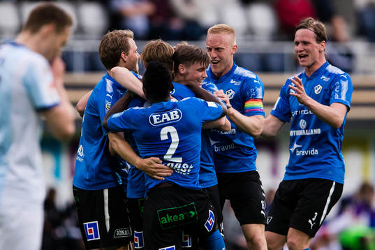 Halmstads Thomas Boakye, Peter Larsson och Alexander Berntsson jublar tillsammans med Jesper Westerberg efter 0-2 för Halmstad