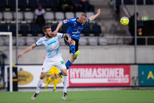 Gefles Erik Törnros i en nickduell med Halmstads Peter Larsson