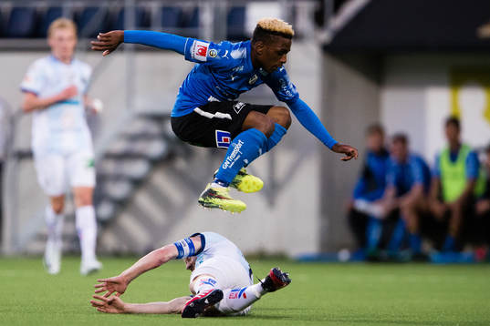 Halmstads Dida Rashidi hoppar över Gefles Jonas Lantto