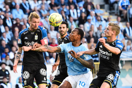 IFK Göteborgs Sebastian Eriksson, Gustav Engvall och Gustav Engvall i kamp om bollen med Malmö FFs Carlos Strandberg