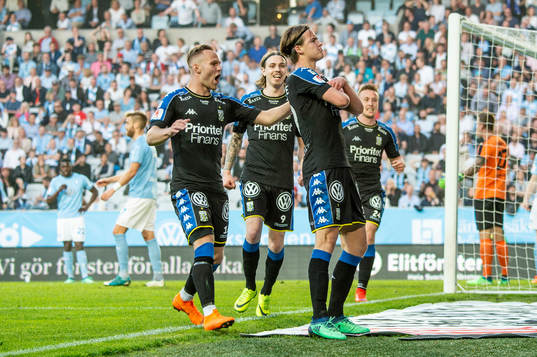 IFK Göteborgs Gustav Engvall, Elias Mar Omarsson, August Erlingmark och Sebastian Ohlsson jublar efter 2-1