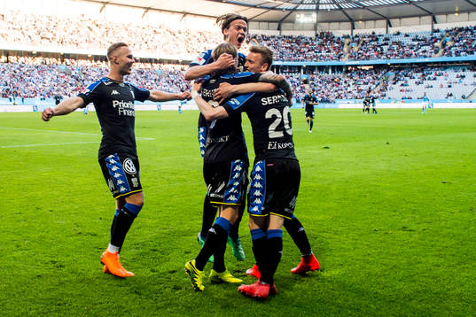 IFK Göteborgs Gustav Engvall, August Erlingmark och Elias Mar Omarsson jublar med målskytten till 0-1 Victor Wernersson